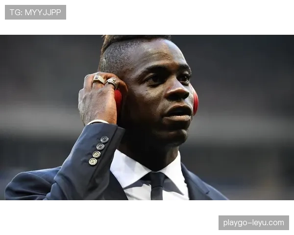 马里奥·巴洛特利戴着闪表拎外卖袋，豪车和泡面同框我真笑岔气