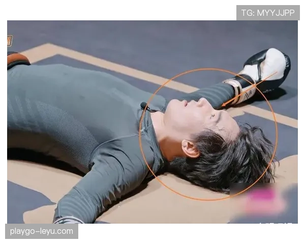 丁霞训练完直接瘫地上啃香蕉，这自律狠人连吃个水果都像在抢时间