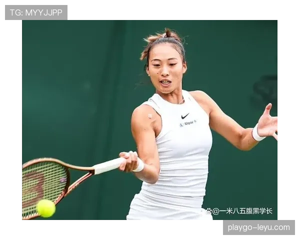 郑钦文赛场上拼得像战士，下了飞机秒变街头时装周，这反差太有戏